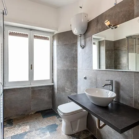 - 6 Posti Letto E 2 Bagni A 4 Fermate Dal Colosseo アパート