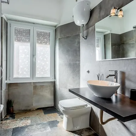 アパート & ローマ