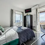 & Apartment Rom